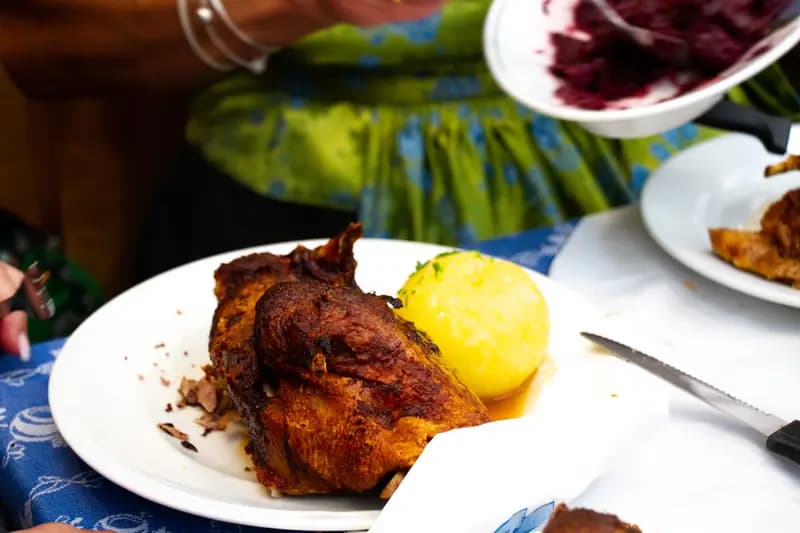 Knusprige Ente mit Kartoffelknödel und Blaukraut