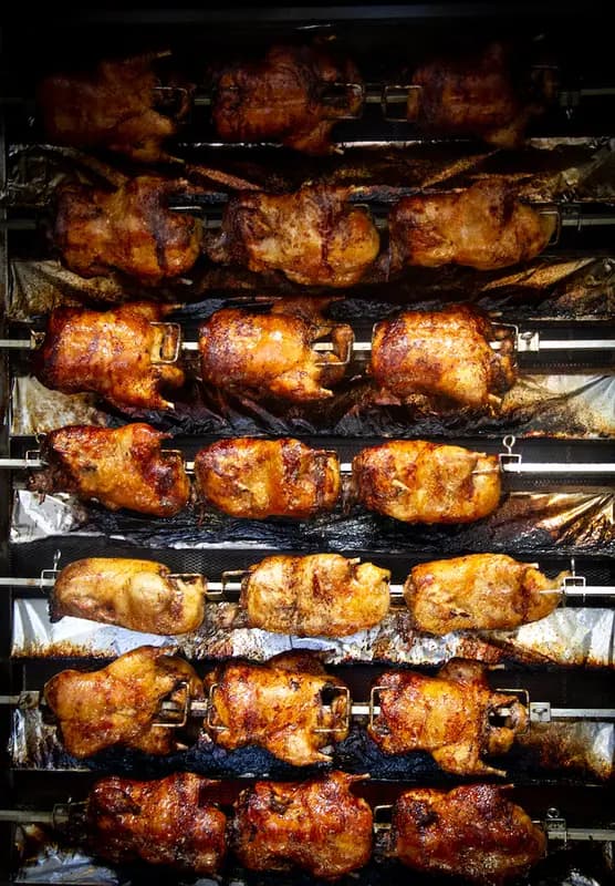 Goldbraune Enten am Spieß in der Heimer Braterei