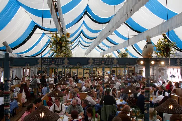 Gut besuchter Innenraum der Heimer Entenbraterei
